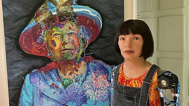Die humanoide Roboterkünstlerin Ai-Da vor ihrem jüngsten Werk: Dem stilisierten Gesicht von Queen Elizabeth II., das zum 70-Jahres-Jubiläum der Thronbesteigung auf Leinwand gebannt wurde. (Bild:  Universität Oxford)