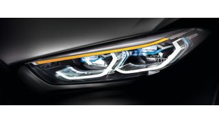 Scheinwerfer werden immer schmaler – eine Herausforderung für die Hersteller der Lichtquellen und Optiken. (Aikele Werbeagentur)