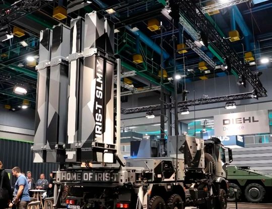 Diehl Defence, bekannt für das hier zu sehende Flugabwehrsystem Iris-T STM, und ZF arbeiten jetzt rüstungstechnisch zusammen ...(Bild:  Diehl Defence)