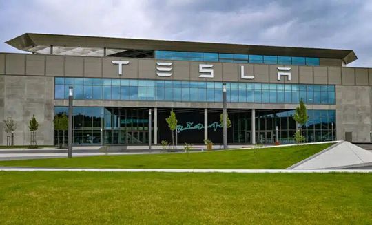 Widerstände von Umweltschützern und die schwache Marktlage veranlassen Tesla dazu, im Weiteren nichts Konkretes mehr über den Start des Ausbaus des Werkes in Grünheide zu äußern. Gebaut werde aber auf jeden Fall ...(Bild:  Tesla)