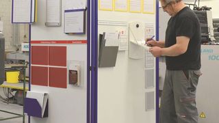 Praktisch und platzsparend sind Klapptafeln auf Rollen. (Bild: Weigang)