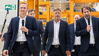 Flender-CEO Andreas Evertz (links) und Lars Wiegemann (rechts), COO von Flenders Windmarke Winergy, führen Minister Habeck durch das Werk in Voerde.  (Bild: Flender GmbH)