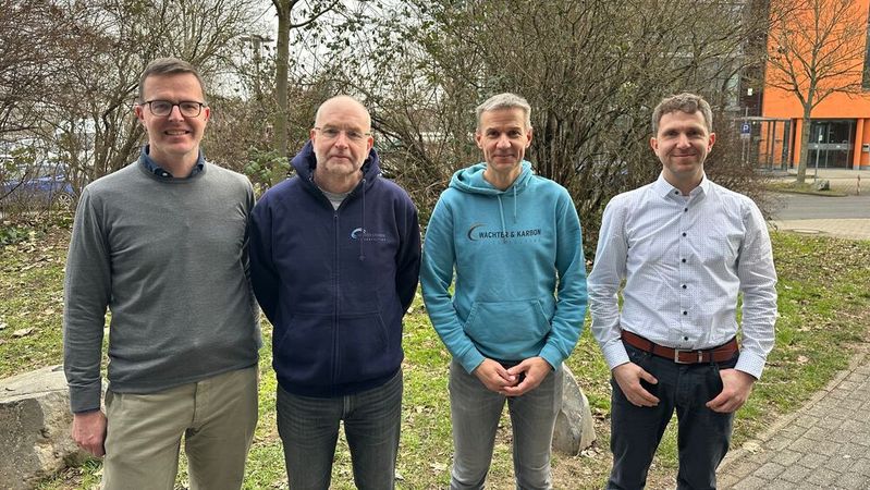 Freuen sich über die künftige Zusammenarbeit: (v. l.) Georg Willig (CFO bei Accompio), Dr. Armin Wachter, Maik Karbon und Thomas Jähnig(Bild:  Accompio)