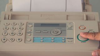 Die Digitalisierung schreitet voran, aber Faxgeräte gibt es immer noch. Vielleicht etwas Modernere als auf diesem Bild (suksawad - stock.adobe.com)