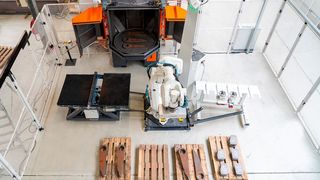 Die 8 x 8 Meter große Fertigungszelle besteht aus einem intelligenten, sehenden Roboter und einer Rösler Drehtisch-Strahlanlage RDT 150 mit zwei Hochleistungsturbinen. (Bild: Teqram)