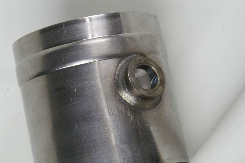 4 Verfahren kombinieren:  Zum Fügen des Rohrstückes, einer Komponente der Fahrzeug-Klimaanlage, nutzt Bernd Ruß anstelle des aufwändigen WIG-Schweißens den automatisierbaren Puls-Mix-Prozess. (Archiv: Vogel Business Media)