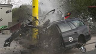 Die Überreste des völlig zerstörten Omega: Nur eine zuvor qualitativ hochwertig durchgeführte Instandsetzung kann Schlimmstes verhindern.  Foto:Dekra (Archiv: Vogel Business Media)