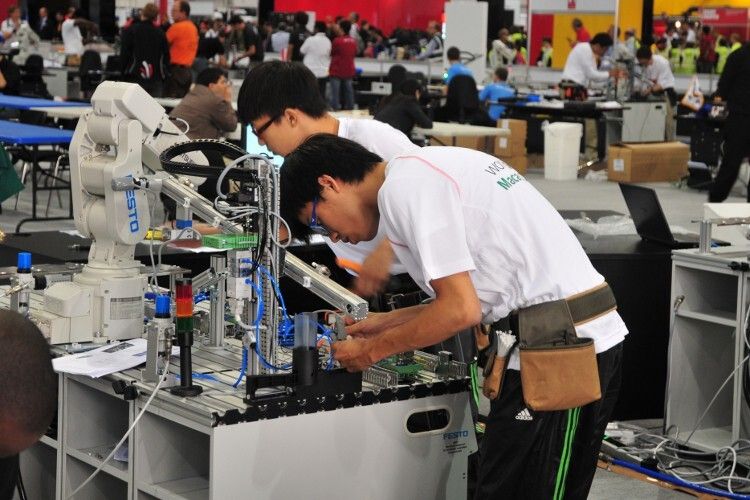 Doch nicht nur Autoberufe starten bei den World Skills. Die größte Berufsgruppe stellen zum Beispiel die Industrie-Mechatroniker, hier 2011 das Team aus China Macao. (Foto: Schmidt)