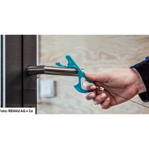 Die schützende Kontakt-Schnittstelle: Der funktionale Hygienehaken von Rehau hält die Hand bei kritischen Oberflächen auf Abstand vor Corona & Co..(Bild:  Rehau)