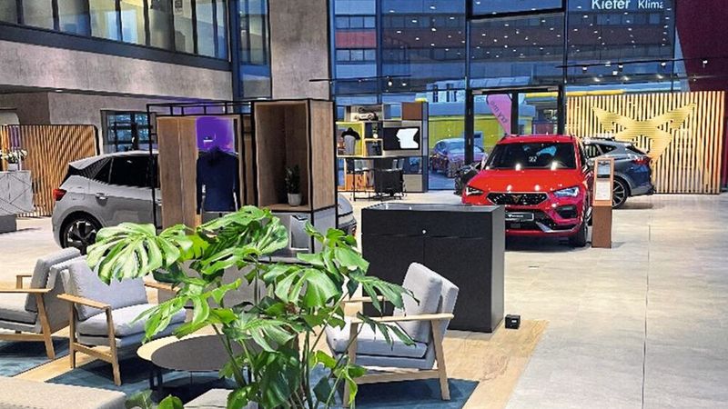 Im Inneren der neuen Cupra Garage Stuttart dominieren die typischen Beton-Töne kombiniert mit Holz-Elementen. (Bild: VW Automobile Stuttgart)