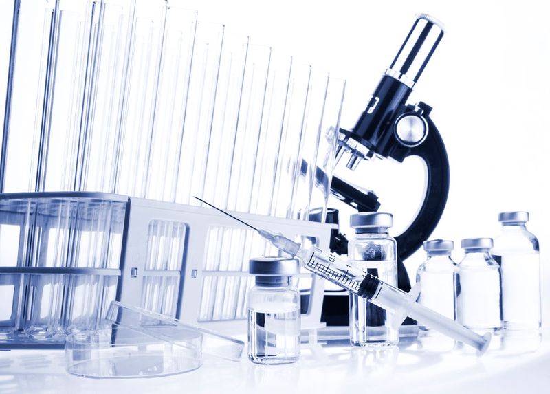 Mit der Übernahme von Allergan hätte Pfizer das Schweizer Unternehmen Novartis als weltweit größten Arnzeihersteller abgelöst. Mit einem geschätzten Jahresumsatz von 64 Milliarden Dollar wäre Pfizer deutlich über den 58 Milliarden Dollar Umsatz von Novartis aus 2014 gelegen. (Symbolbild) (Bild: © nikilitov / Fotolia.com)