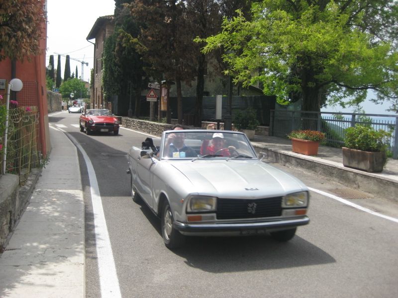 Im Oldtimer die Uferstraße entlang: Manuela Müller von BN Automation und Michael Schickram von Schickram & Feller (Archiv: Vogel Business Media)