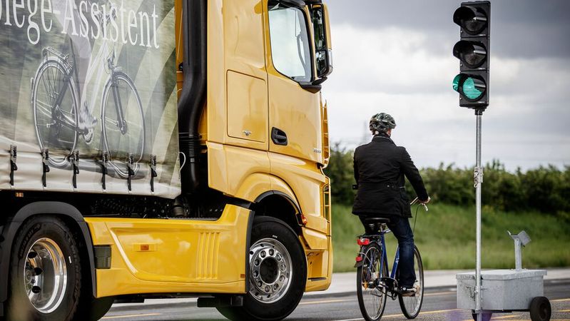 Abbiege-Assistenten sollen Lkw sicherer machen. Weil sie noch nicht vorgeschrieben sind, will Verkehrsminister Andreas Scheuer sie nun mit sanftem Druck verbreiten.(Bild:  Daimler)