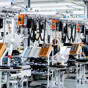 Das neue, vereinfachte Design der Vacon-3000-Vorladeeinheit bringt einen schnellen und sicheren Einschaltvorgang – auch bei häufigem Einschalten. Es erfordert keine Vorlade-Widerstände und begrenzt den Einschaltstrom, so Danfoss auf der SPS IPC Drives 2016 in Nürnberg.