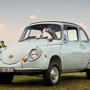 Der Subaru 360 hatte eine vergleichbare Rolle bei der Motorisierung der japanischen Bevölkerung wie bei uns der VW Käfer. Der Modellname leitete sich von seinem Hubraum ab, der sich mit 356 cm³ knapp unter der bis Ende 1975 geltenden Obergrenze von 360 cm³ für die in Japan steuerbegünstigten Kleinstwagen (Kei-Cars) bewegte. Anfangs leistete der Motor 16 PS, später gab es auch einen 23 PS starken, 423 cm³ großen Motor.(Bild:  Subaru Deutschland)