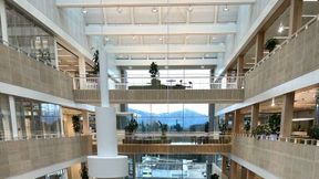 In der Mitte des Atriums verweist ein Kunstwerk auf die Verbindung von Natur mit Moderne und Vergangenheit mit Zukunft. (Bild: Sarah Junker)