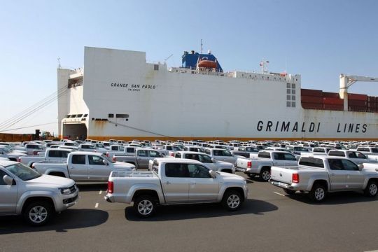 Endstation der Reise ist der Emdener Hafen. Im nahe gelegenen VW-Werk erhalten die Pickups spezielle Ausstattungen für den europäischen Markt. (Archiv: Vogel Business Media)