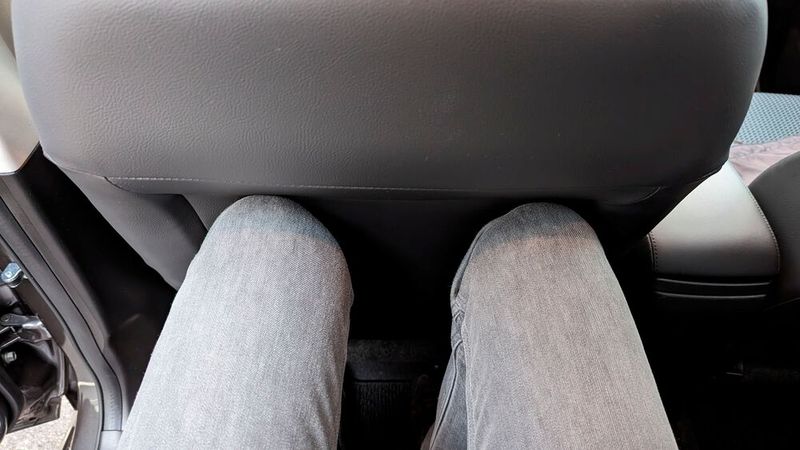 Doch größere Personen kommen hinten schnell an die Grenze der Beinfreiheit. Und das in der Comfort-Plus-Ausstattung serienmäßige Panorama-Glasschiebehubdach schränkt die Kopffreiheit deutlich ein. Viel größer als 1,75 Meter sollten die Passagiere nicht sein.  (Bild: Rosenow – VCG)