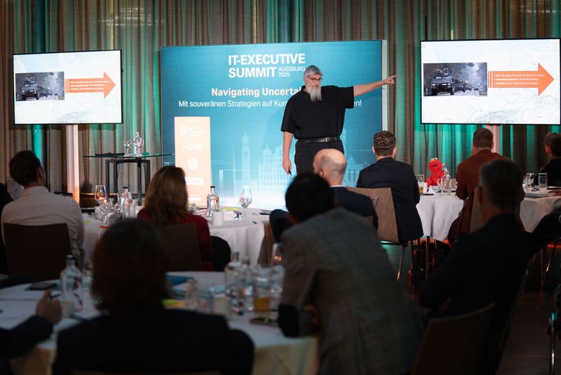 Florian Oelmaier, CTO der IS4IT präsentiere ein aktuelles Lagebild und untermauerte es mit exklusiven Insights. (Bild: Vogel IT-Medien)