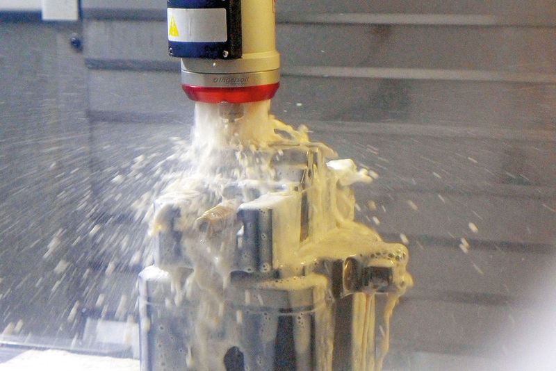 Für die Bearbeitung des hochfesten Spezialmaterials wird Kühlschmierstoff empfohlen, besonders in Anbetracht einer gewünschten hohen Oberflächenqualität. (Ingersoll)