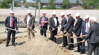 Die Geschäftsführer Bruno Dautzenberg (1. v. l.) 
und Horst Vohwinkel (3. v. l.) beim Spatenstich mit der Eigentümerfamilie Holzhauer, dem Duisburger Oberbürgermeister Sören Link und Vertretern der Baufirma Goldbeck (Bild: Brabender)