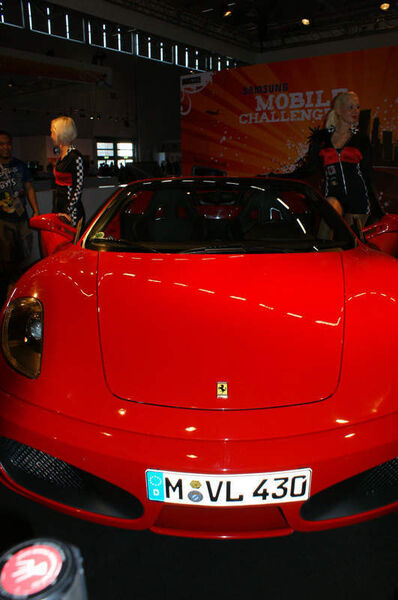Der Ferrari gehört zum Ambiente, nicht zum Spiel. (Archiv: Vogel Business Media)