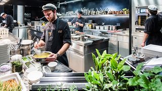 Die Gastronomie steht unter Druck – zu wenig Zeit, zu wenig Personal und auch wirtschaftlicher Überlebenskampf. Intelligente Kochsysteme könnten viel Last von den Schultern nehmen. (Bild: MKN)
