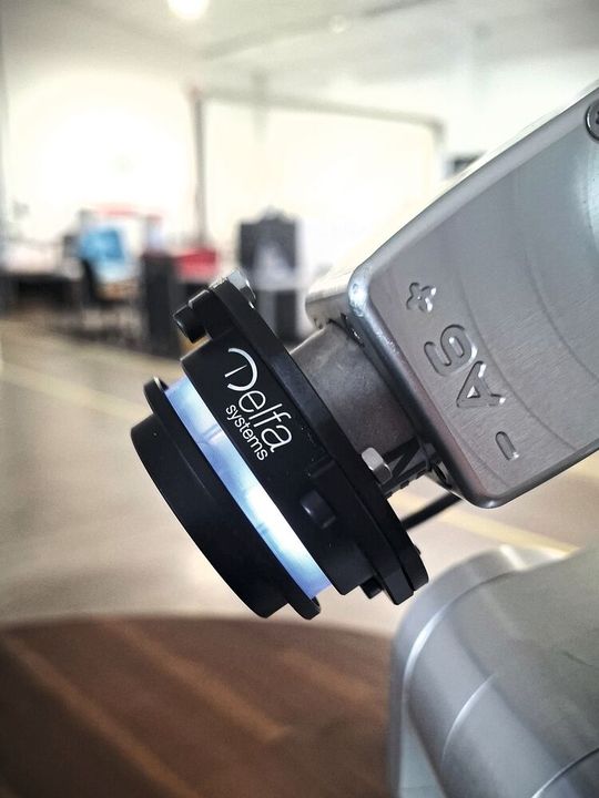 Der Delfa-Sensor lässt sich über roboterspezifische Adapterflansche an unterschiedliche kompakte Robotersysteme anbinden. (Bild:  Delfa Systems)