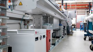 Der Combiloop CL3 E von Müller Hydraulik ist das ideale KSS-Hochdrucksystem, um platzsparend unter einem Stangenlader für die Drehmaschinenbestückung platziert zu werden. Hier links, eine Möglichkeit der Platzierung: unter dem Stangenlader. (Misha Gerweck / Klicktrick)