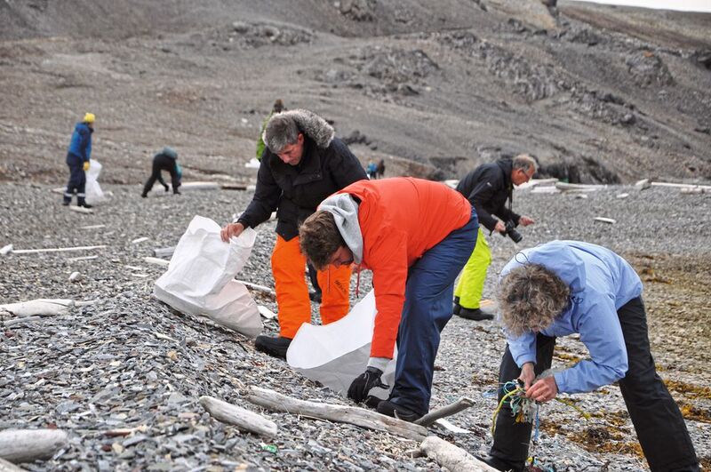 Bürgerwissenschaftler beim Sammeln von angeschwemmten Plastikmüll an einem Strand von Spitzbergen (Bild: Antigua / [Birgit Lutz] (CC-BY 4.0))
