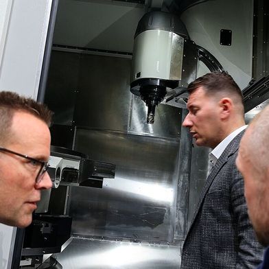 Stets umlagert war das neue Portalbearbeitungszentrum GP 1350, die erste Maschine ihrer Art im Lieferprogramm des Werkzeugmaschinenherstellers. Mit diesem Bearbeitungszentrum schließt der Hersteller die Lücke im Bereich großdimensionierter Bearbeitungslösungen und setzt neue Maßstäbe hinsichtlich Arbeitsraum, Flexibilität und Präzision.  (Bild: Maschinenmarkt/rw)