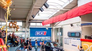 Zum 20-jährigen Jubiläum von BCA kamen in Neuss 500 Fahrzeuge an einem Tag unter den Hammer. (BCA)