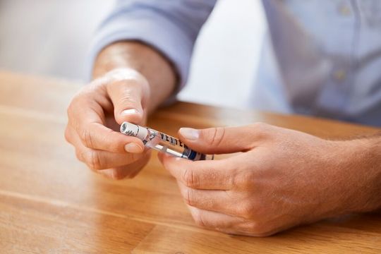 Vetter ha alcanzado nuevos hitos en el desarrollo actual del tapón para jeringas V-OVS next.(Imagen: Vetter Pharma)