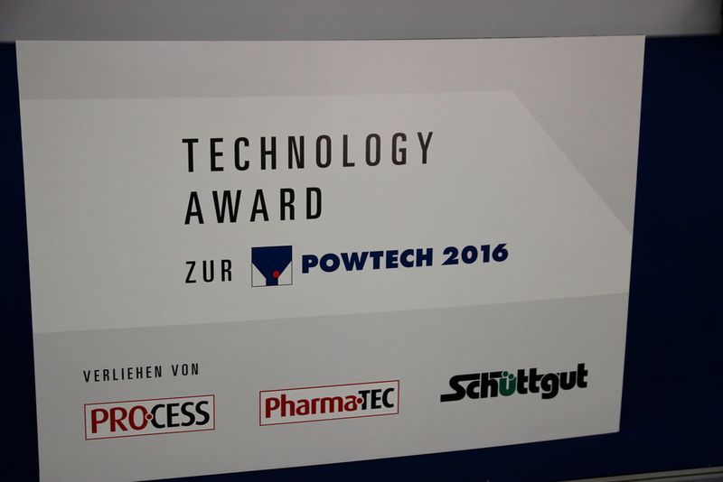 Nach dem Award wurde bei Häppchen und Getränken auf die Gewinner angestoßen. (Bild: PROCESS)