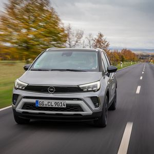 Wie der kommende Mokka erhält auch der Crossland das Vizor genannte neue Opel-Markengesicht.(Bild:  Opel)