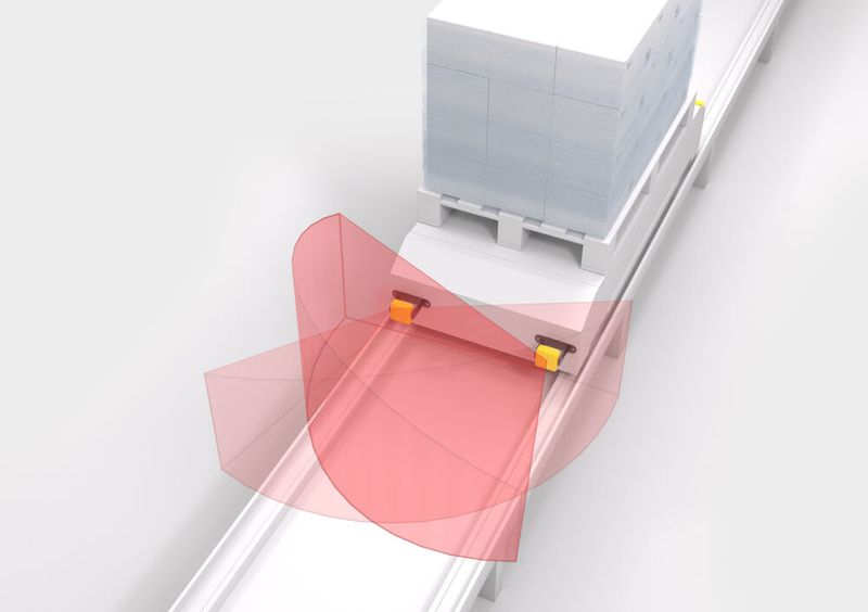 Mit den Sensoren des Radarsystems LBK wird durch einstellbare Keulen mit Warn- und Schutzfeld der Fahrweg von Transferwagen, FTS oder Kränen gesichert. Das gelingt ohne Fehlschaltungen durch die Umgebung oder Fremdlicht, weil nur Personen detektiert werden. (Bild: Leuze)
