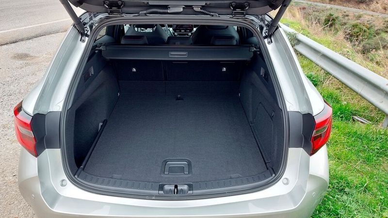 Der imposante Gepäckraum des Kombis fasst 596 bis 1.606 Liter. Da die Hybridbatterie komplett unter die Rücksitzbank passt, schränkt sie das Ladevolumen nicht ein. (Bild: Rosenow – »kfz-betrieb«)