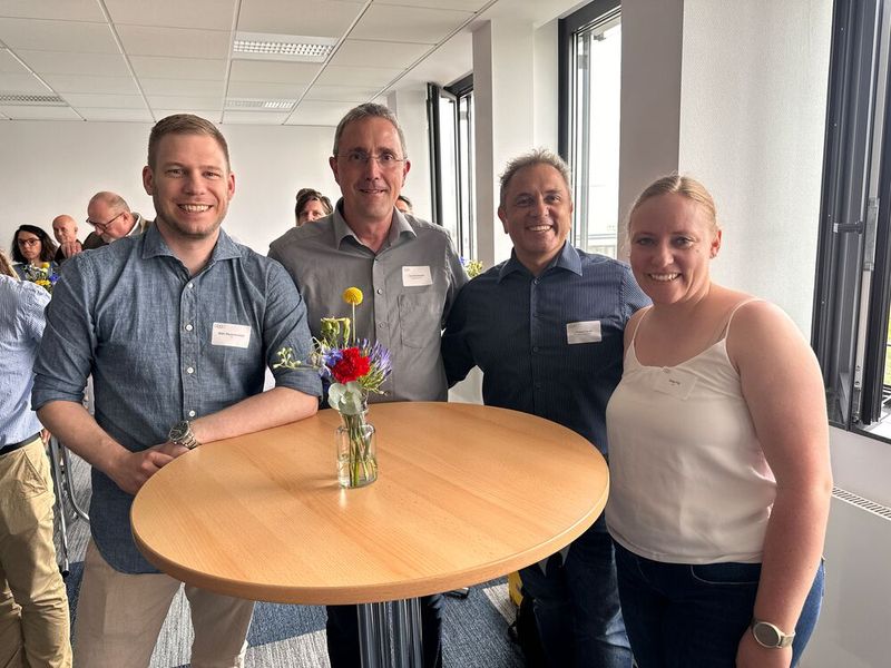(v. l.) Marc Rauschenbach (HF3), Urs Sennhauser (Flying Supporter), Roland Gauch (Multi-Concept) und Seija Filli (HF3) wünschen dem Zoho Team nur das Beste. (Bild: Vogel IT-Medien)