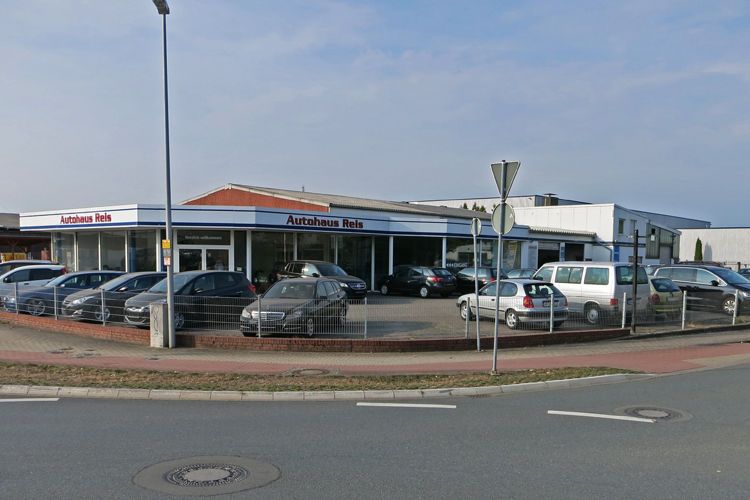 Das Autohaus Reis aus Ennigerloh im Münsterland liegt verkehrsgünstig an einem Kreisverkehr direkt neben der Bundesstraße. (Bild: Rubbel/»kfz-betrieb«)