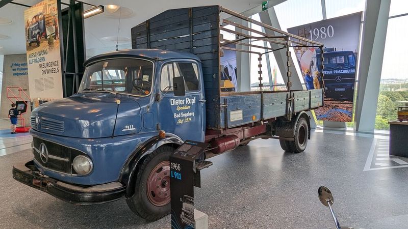Unrestauriert: Die Spuren eines harten Arbeitslebens zeigt dieser Mercedes-Benz L 911: Den mittelschweren Kurzhauber aus dem Jahr 1966 präsentiert die Sonderausstellung mit original erhaltener Patina. Den L 911 gab es als Pritschen- und Kipper-Lkw, als Fahrgestell für Sonderaufbauten und als Sattelzugmaschine, mit oder ohne Allradantrieb. Er wurde darüber hinaus auch als Frontlenker gebaut. (Bild: Dominsky – VCG)