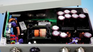 Das Gehäuse mit elektronischem Innenleben: In den von CTX vorgesehenen Bohrungen in der Längsseite des Gehäuses befinden sich jetzt ein elektrischer Eingang, der Schalter zum An- und Ausschalten sowie zwei elektrische Ausgänge (v.l.n.r.). (CTX Thermal Solutions GmbH)