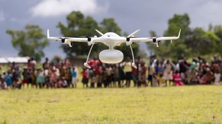 40 Millionen Euro macht die EIB für die Expansionspläne des Drohnenpioniers Wingcopter locker. Mit den Mittelzusagen können die Hessen ihr Vorzeigemodell Wingcopter 198 weiterentwickeln (hier bei einem Einsatz in Malawi). (Bild: Satellite Entertainment)