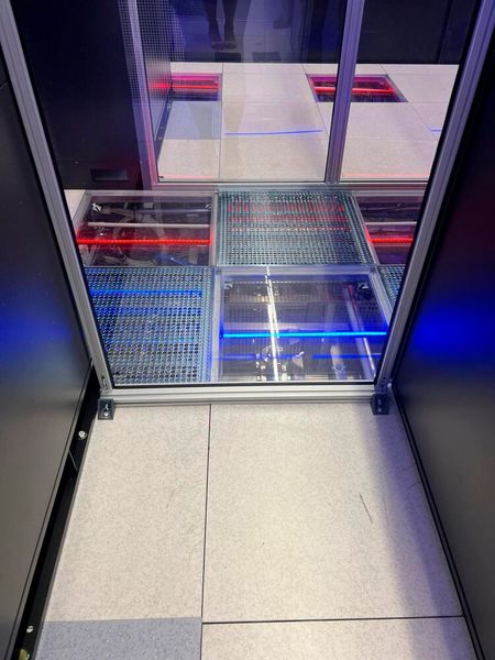 Die rote Leitung führt die warme Flüssigkeit ab. Die blaue Leitung führt die 24 Grad Celsius kühle Flüssigkeit zu den Chips. (Bild: Paula Breukel)
