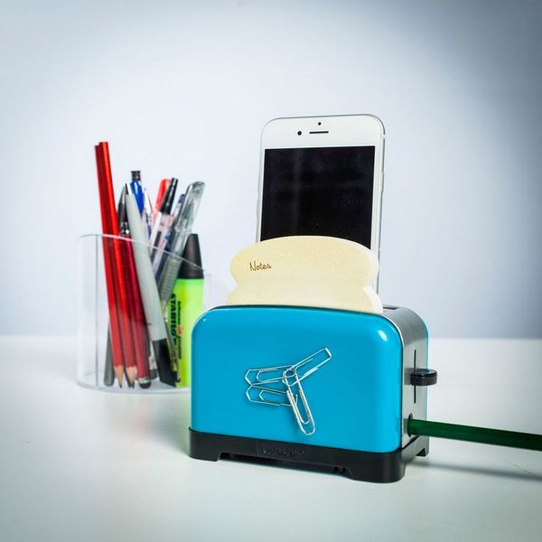 www.radbag.de beitet außerdem einen Allzweck-Toaster fürs Büro für 14,95 Euro an. Brote kann er zwar nicht toasten, dafür hält er Haftnotizen bereit, spitzt Bleistifte, hält Büroklammern sowie das Handy fest und kann letzteres auch noch laden. (www.radbag.de)