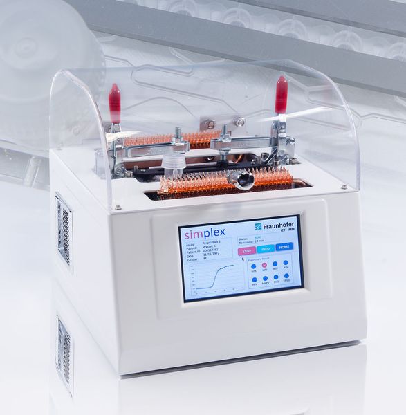Des Weiteren wird Simplex vorgestellt, eine mobile, autonom arbeitende Plattform für die patientennahe Diagnostik von Influenza. Mit dieser kann neben dem Infektionsstatus des Patienten auch der Subtyp des Influenzavirus bestimmt werden. Abgerundet wird das Portfolio durch weitere mikrofluidische Komponenten. (Institut fur Mikrotechnik Mainz GmbH)