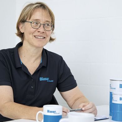 Olivia Bossart, Innovationsleiterin der Blaser Swisslube AG: «Wir haben die Freiheit, neue Ansätze zu erforschen, und wir nutzen sie auch. Das zeigt aus meiner Sicht, dass bei Blaser eine moderne Unternehmenskultur gelebt wird, die Innovation aktiv ermöglicht.» (Bild: Matthias Böhm)