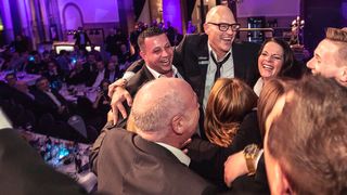 Große Freude beim Team vom Autohaus Köpper. Es gewinnt zum zweiten Mal den Gebrauchtwagen Award. (Bild: Stefan Bausewein)