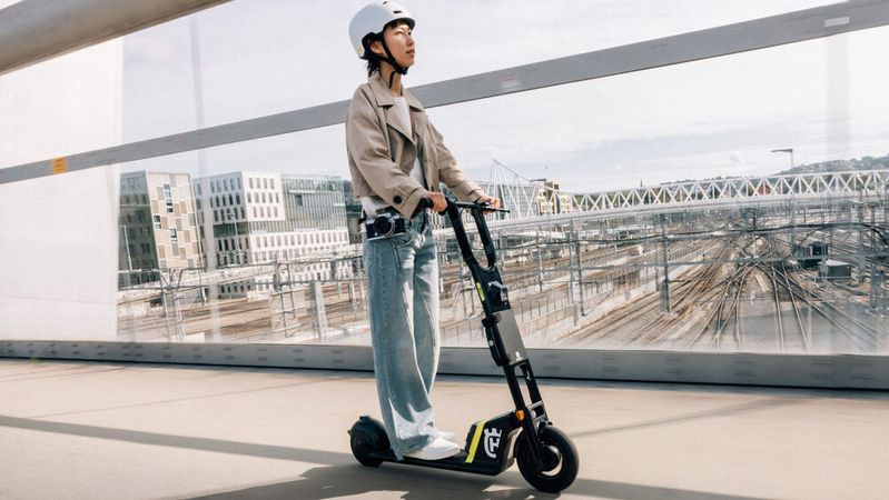 Husqvarna bietet mit dem Skutta nun auch einen E-Scooter mit smarter Klappfunktion.(Bild:  Husqvarna)