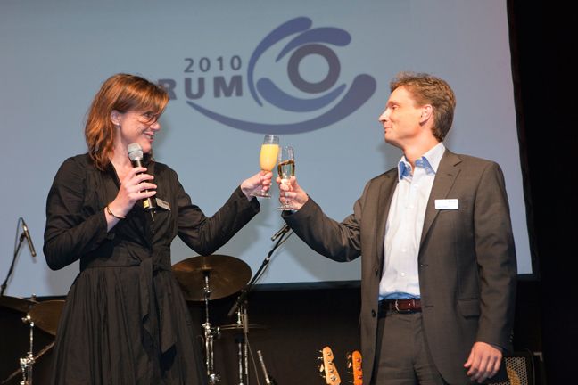 Tech-Data-Chefin Simone Frömming und Azlan-Geschäftsführer Marc Müller stoßen auf eine gelungene Veranstaltung an. (Archiv: Vogel Business Media)