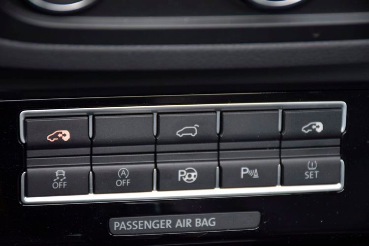 Bedienelemente: für Fahrer und Beifahrer gut erreichbar positioniert und auf den ersten Blick verständlich. (Foto: Holz)